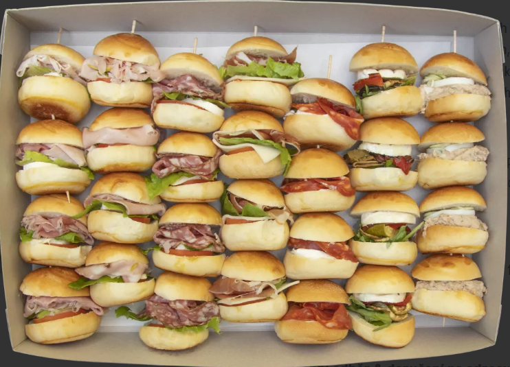 Box s mini houstičkami — s mortadellou, salámem, lososem a caprese