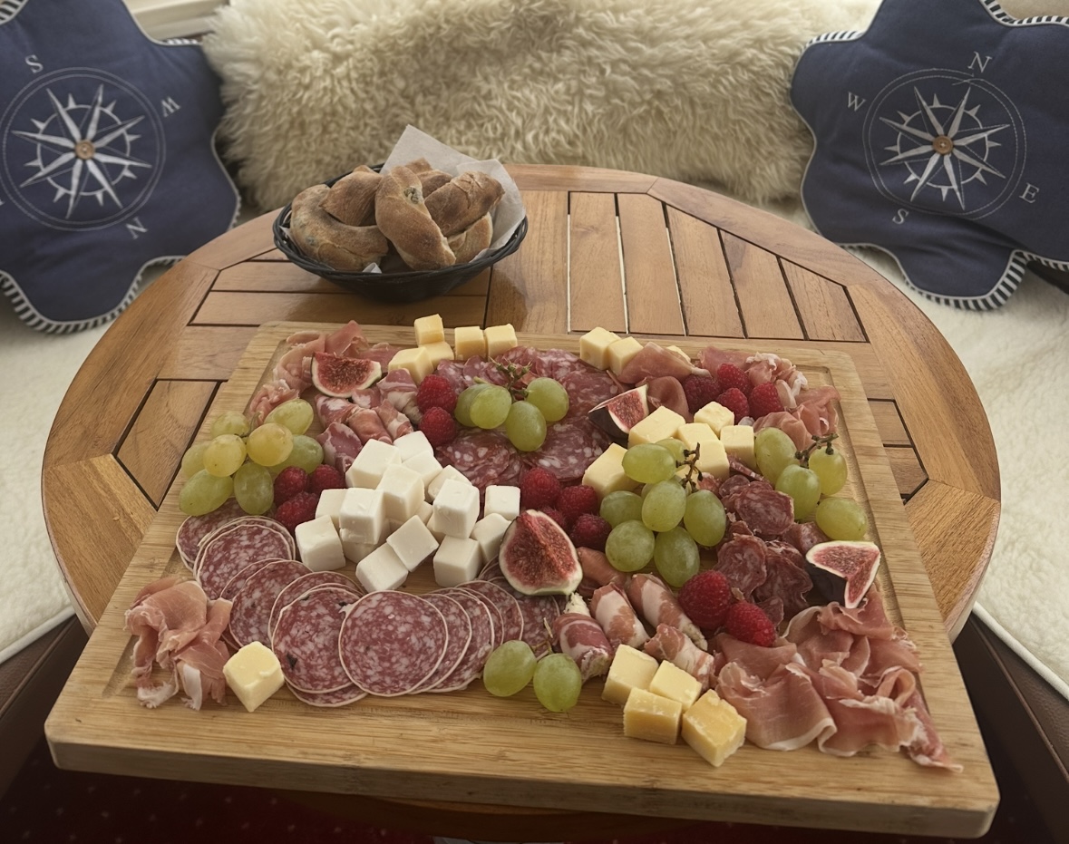 Kapitánova obložená mísa — sýry, salámy, prosciutto a ovoce