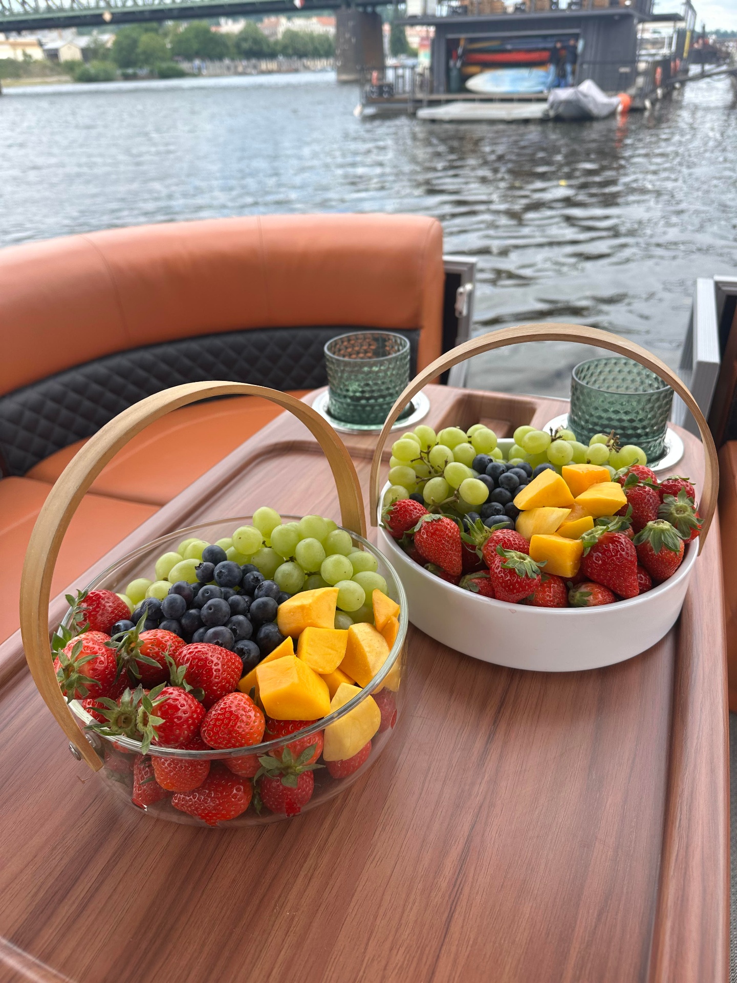 Ovocná mísa — jahody, mango, hrozny a borůvky